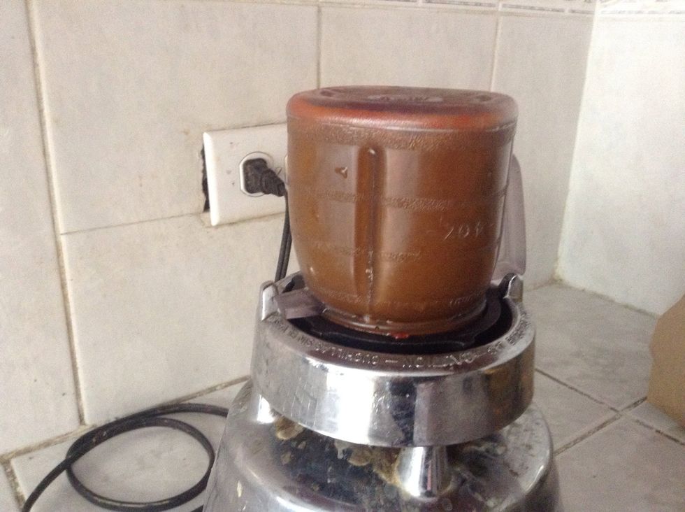 Preparar el adobo: licuamos cilantro el chile jalape\u00f1o y la pasta de tomate