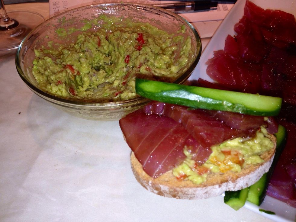 Preparar una tosta con el guacamole, atun y peino