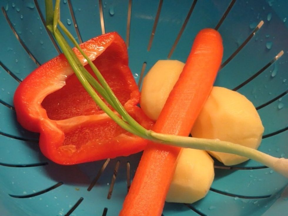 Preparations. Peel off, wash and cut into pieces.