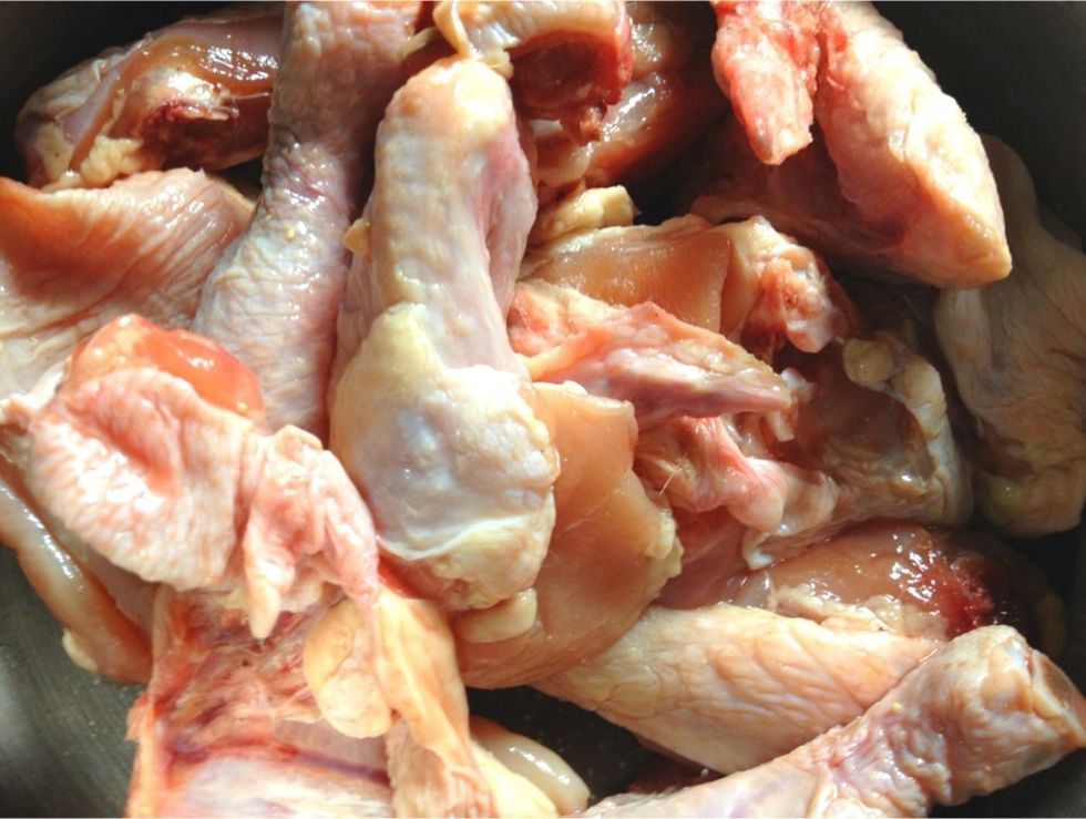 Prepare 1 chicken cut into 6 or 8 pieces. Wash and pat dry. Season with 1/2 tsp of salt and 1 tsp of ground white pepper. Marinate for 10-15 mnts