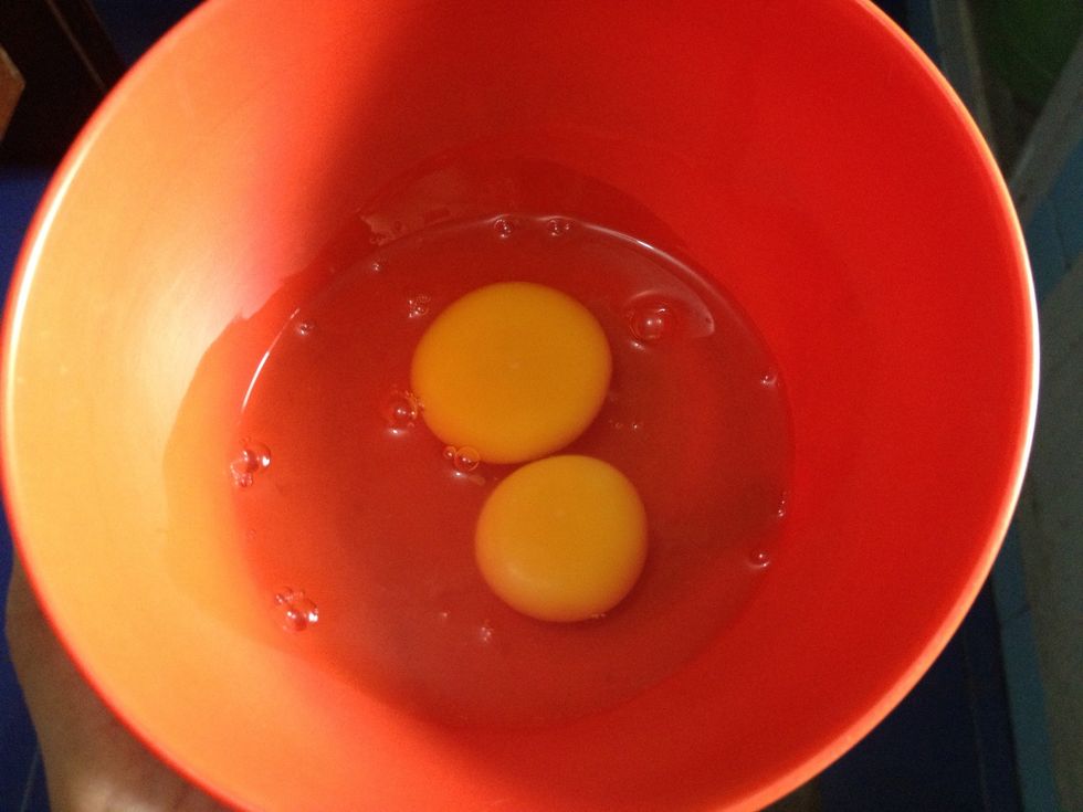 Prepare 2 eggs, medium size