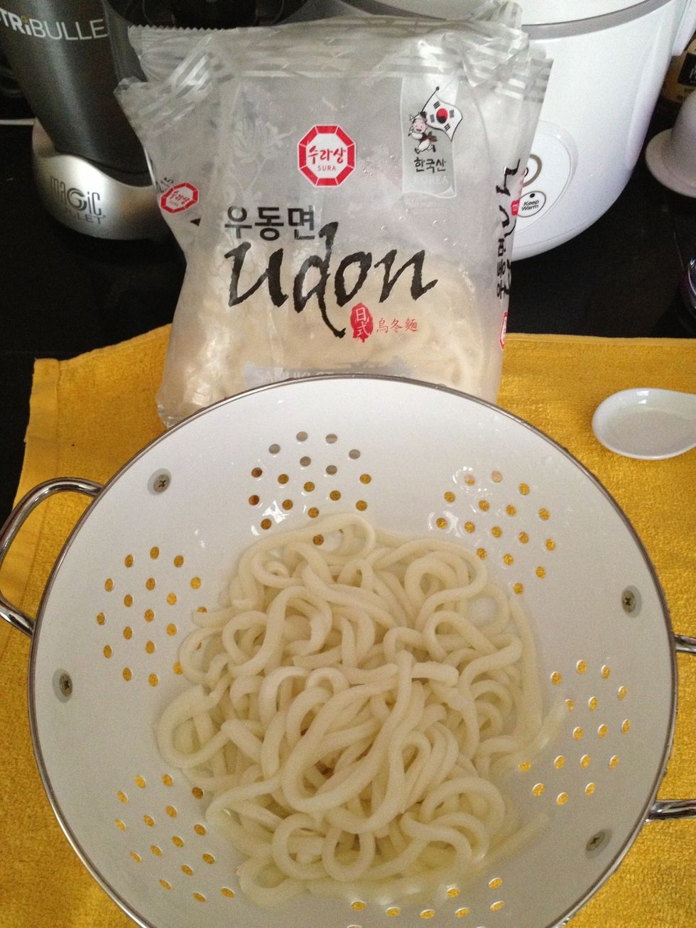 Prepare 2 pack of UDong noodle, use hot water to defrost, and then use cold water strain and dry and set them aside.