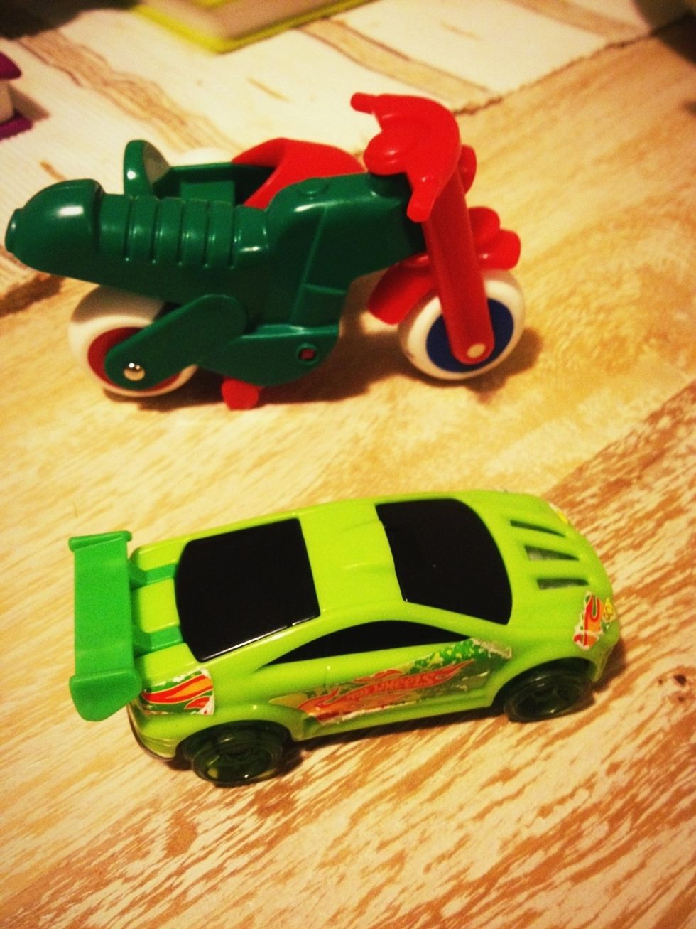 Prepare 2 small toys of characters they like