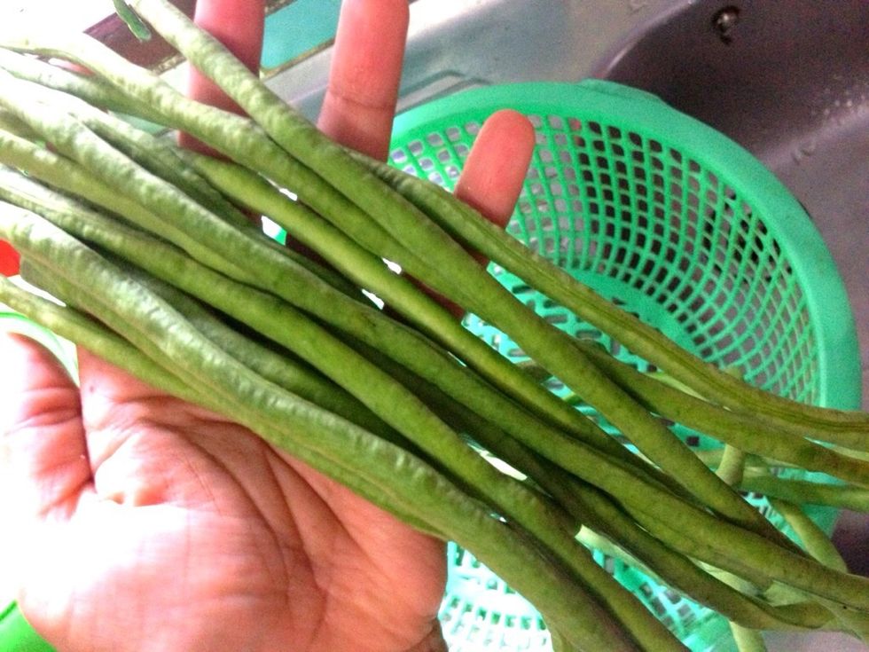 Prepare 250-300gr of fresh snake beans. Wash and pat dry
