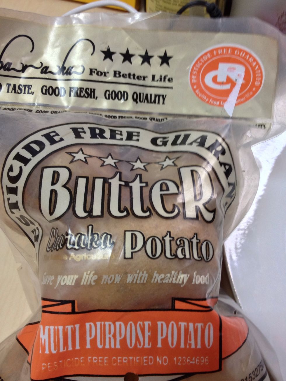 Prepare 250gr of potato. Yukon gold or russet. Peel and wash under cold water. Dry with kitchen paper