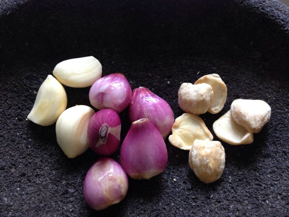 Prepare 3 garlic cloves, 4 shallots and toasted candlenuts. Blend it in a mixer or finely crushed it using mortar and pestle. If you cant find any candlenuts, leave it :) your bakmi will still good