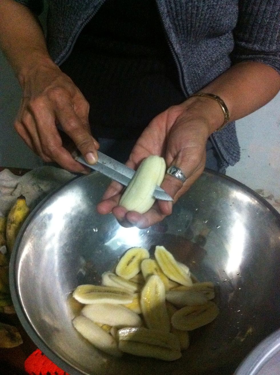 Prepare 4 (or more) under-ripe banana. Slice a banana into 4 pieces lengthwise.