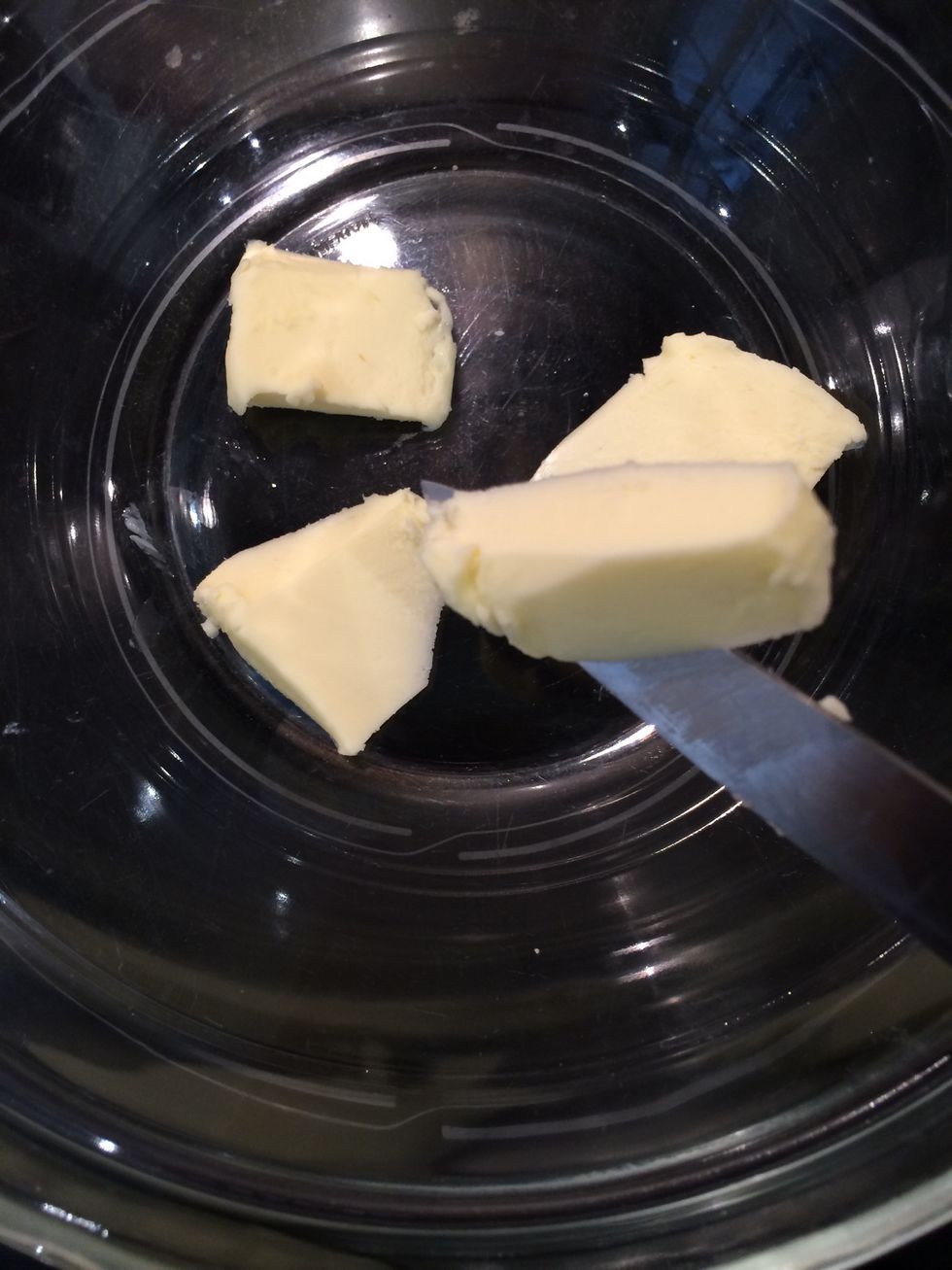 Prepare a bowl with butter (2tbsp). No worry the surplus remains in the bowl). And prepare a pot of boiling water.