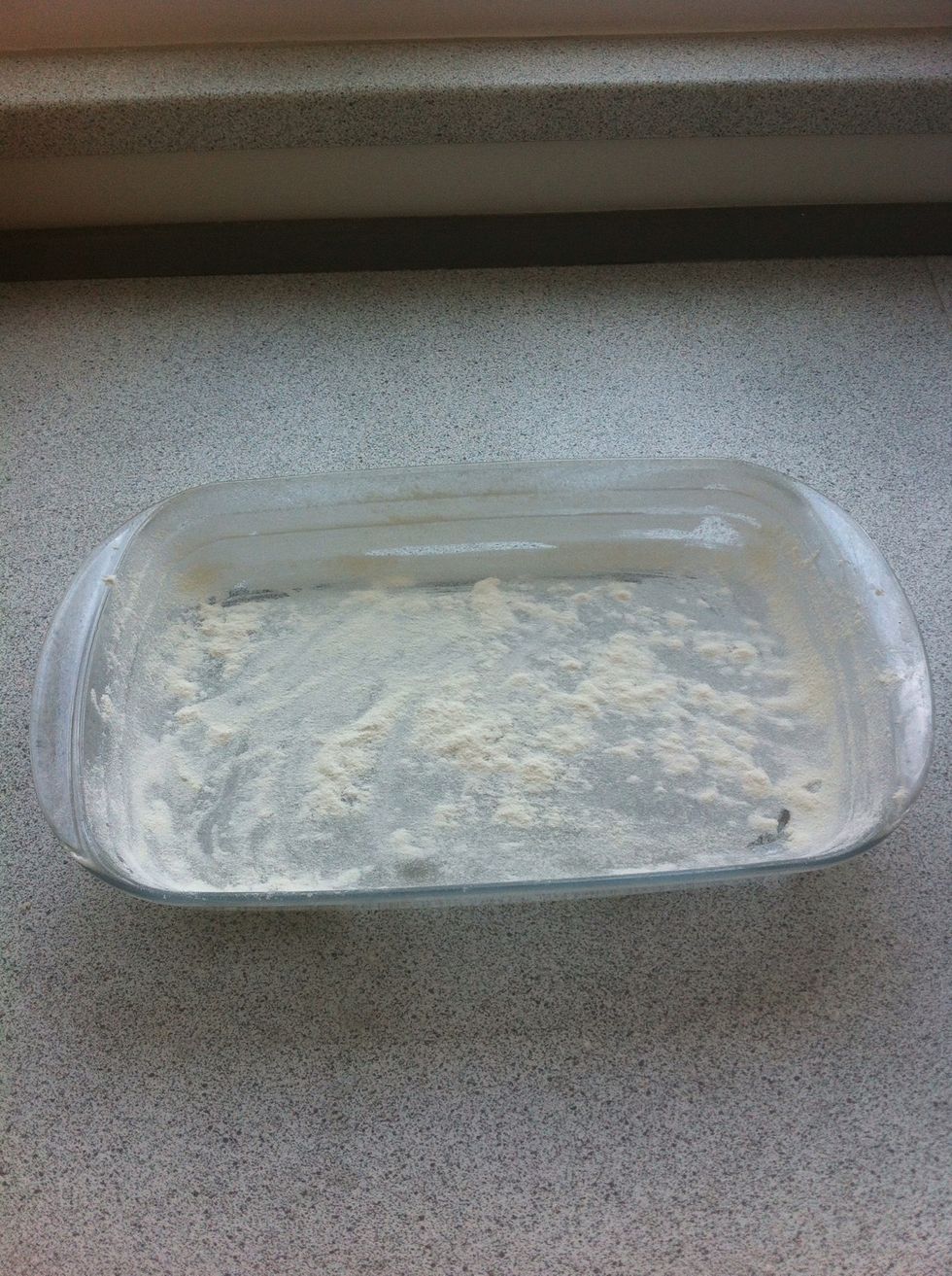 Prepare a dish by smearing it with oil and dusting it with flour. Make sure the sides are properly dusted as the dough will otherwise be difficult to get out. The dish does not have to be oven proof.