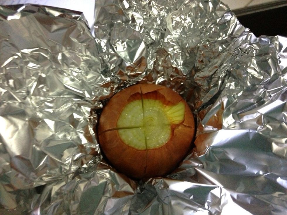Prepare a foil and put this baby onion in the middle like this