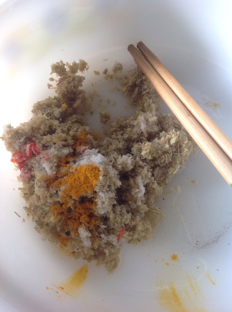 Prepare a mixture: lemongrass, sugar, seasoning powder, ground cumin, ground chilly, salt. Mix them well