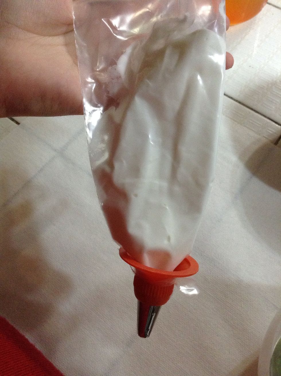 Prepare a pastry bag with the nozzle or tip you prefer. Put the whipped cream inside the pastry bag with a spatula or a spoon.
