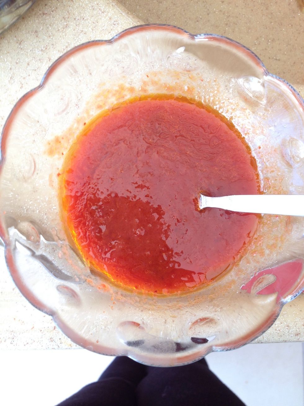 Prepare a simple tomato sauce. It's up to you. I use homemade dried tomato, little olive oil and water