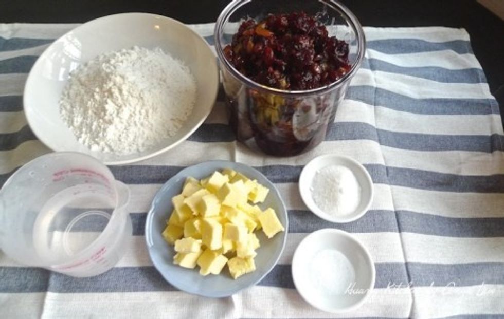 Prepare all ingredients needed to make the mince pies.