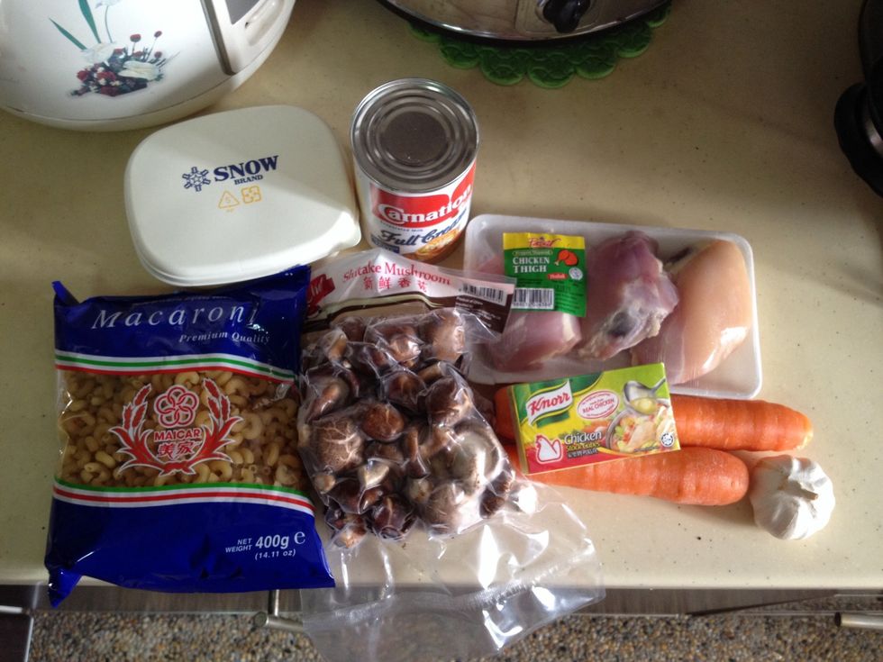 Prepare all the ingredients. Chopped garlic cloves. Chopped onions. Diced carrots. Sliced chicken. Chopped shiitake mushrooms.