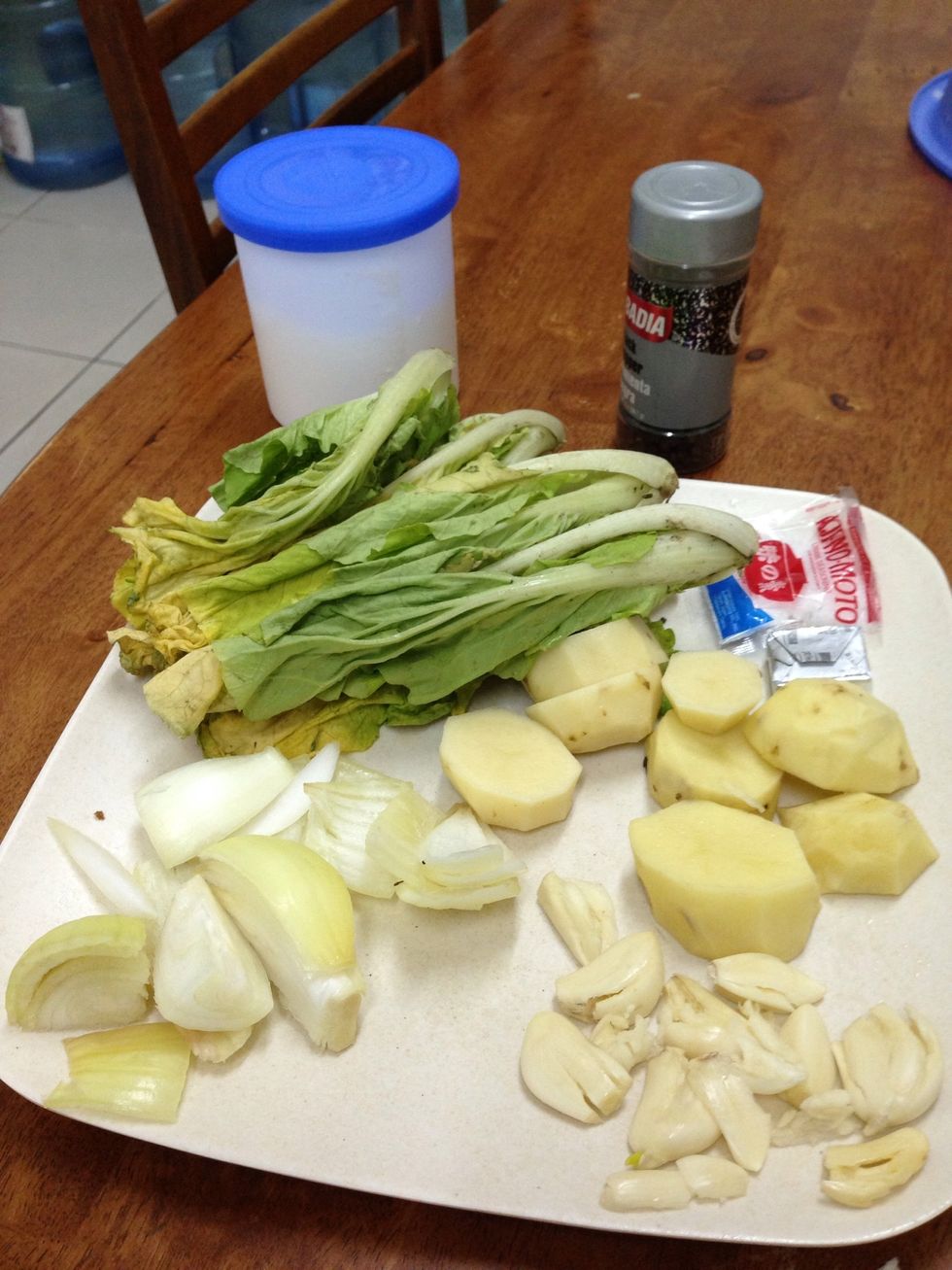 Prepare all the ingredients. Garlic, onions, pechay, potatoes, salt, pepper corn, pork broth cubes