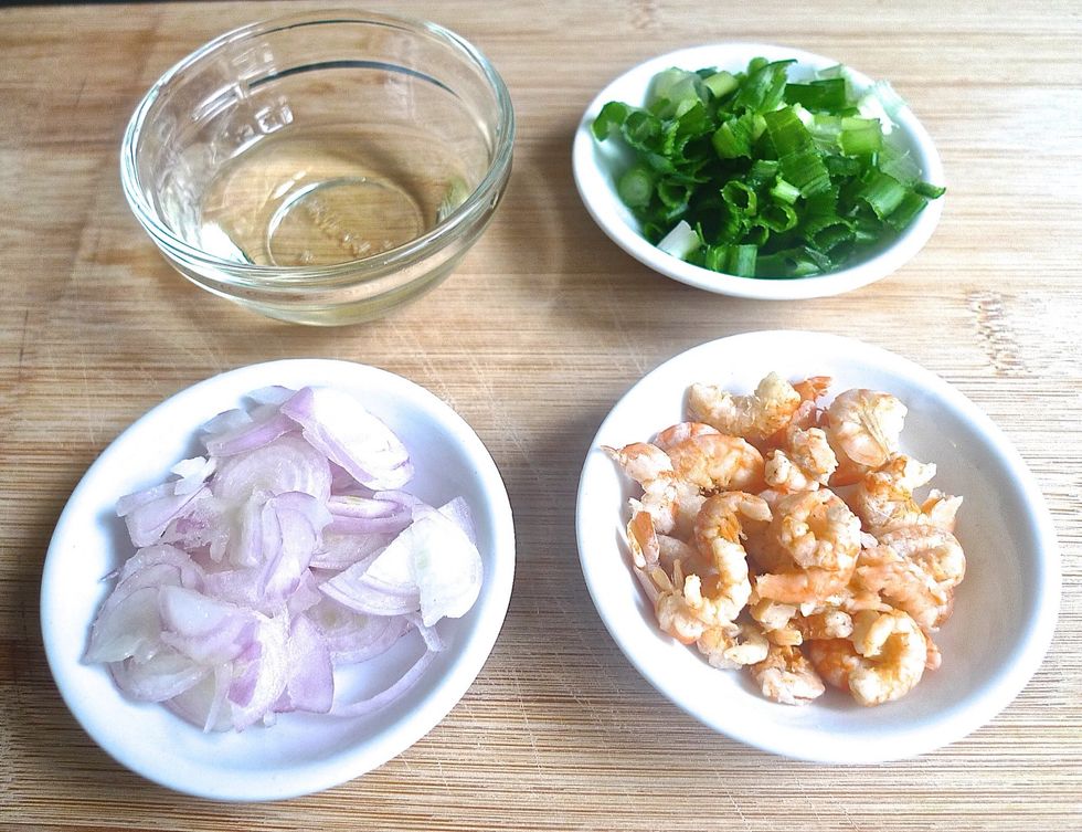 Prepare and cut all ingredients needed: vegetable oil, sliced shallots, dried prawns and chopped spring onions. Detail of ingredients is in supplies ( snapguide) or visit www.huangkitchen.com