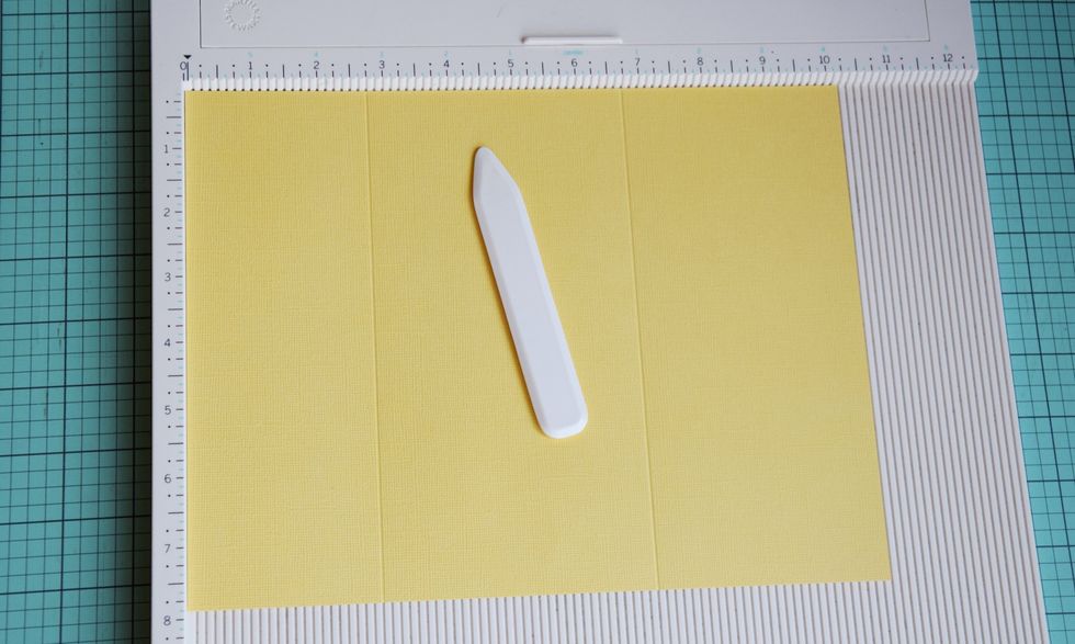 Prepare cardstock for base - 26 cm \u0445 20 cm. Fold it as it is shown on the picture.