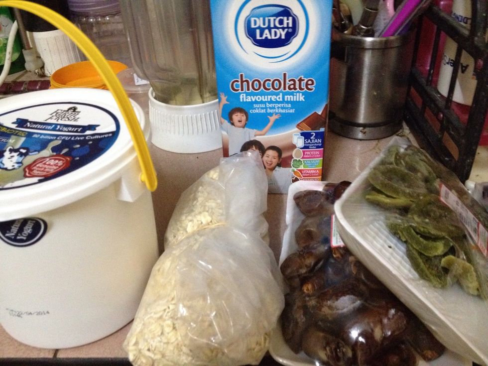 Prepare everything; we have a variety of dried fruits such as cranberries, dates, kiwis, blackcurrents..