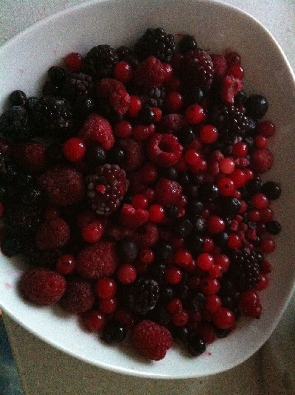 Prepare fruit topping. Heat up the fruit juice and mix it with watered gelatin. Put the fruits aside.