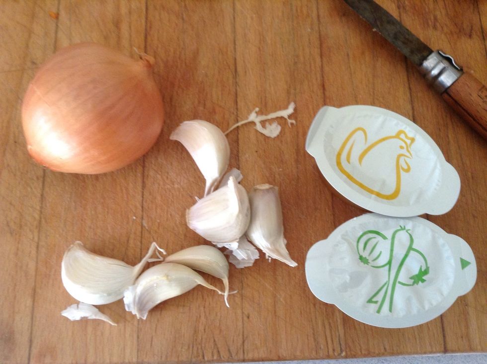 Prepare Garlic gloves, onion pieces
