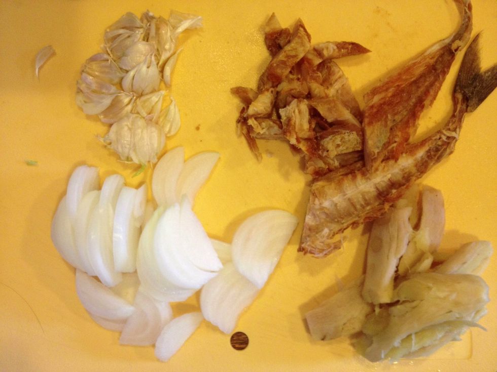prepare ginger, garlic, onions and the dried fish