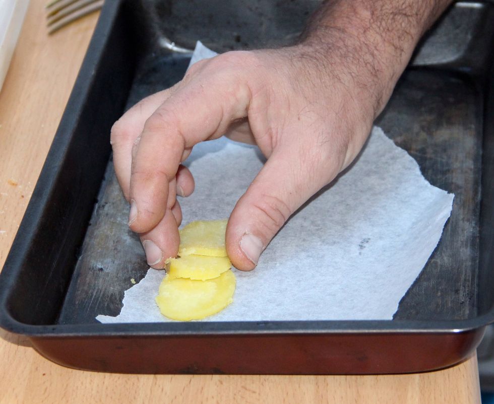Prepare in pan first layer of potatoes