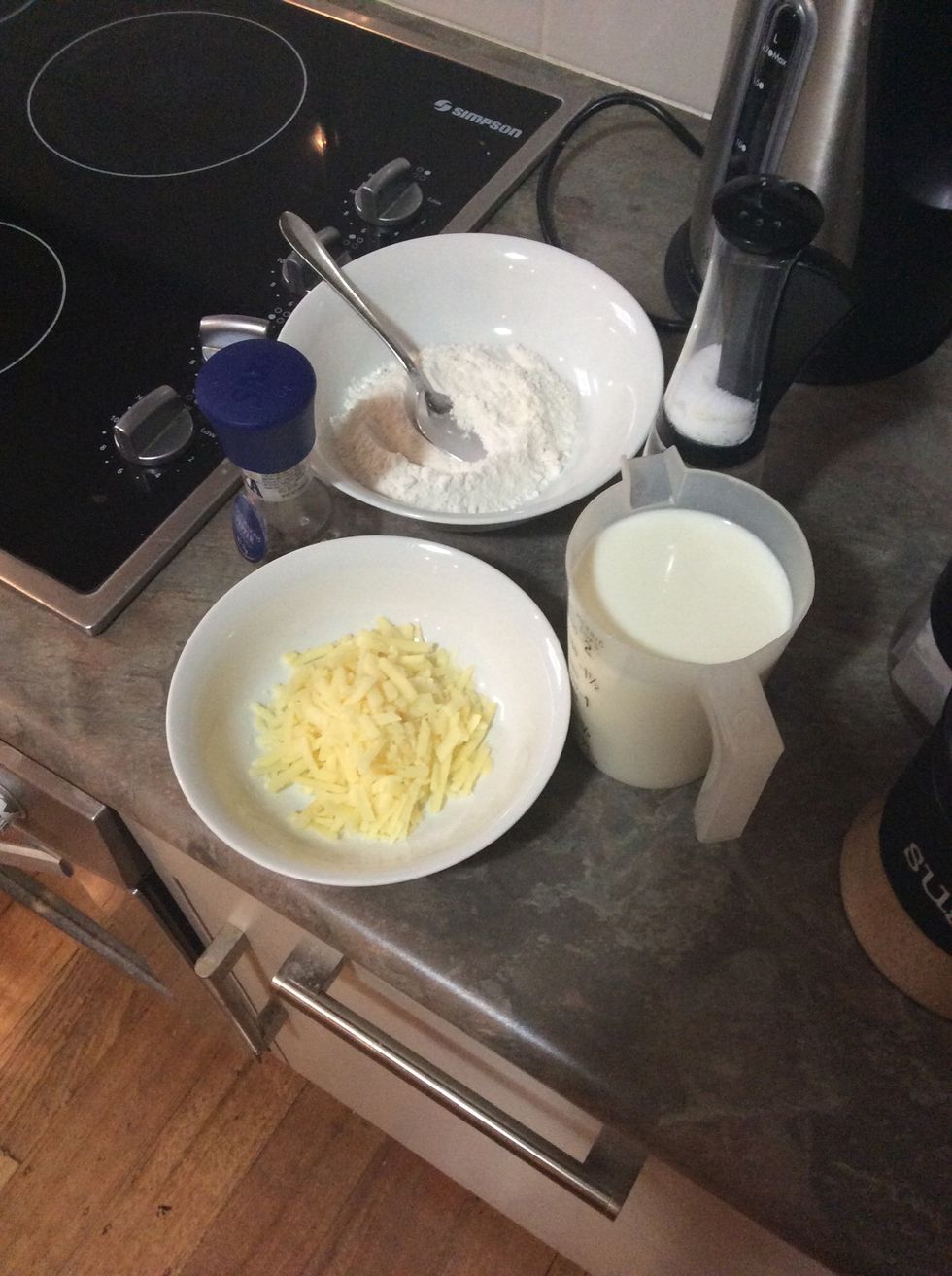 Prepare ingredients for white sauce.