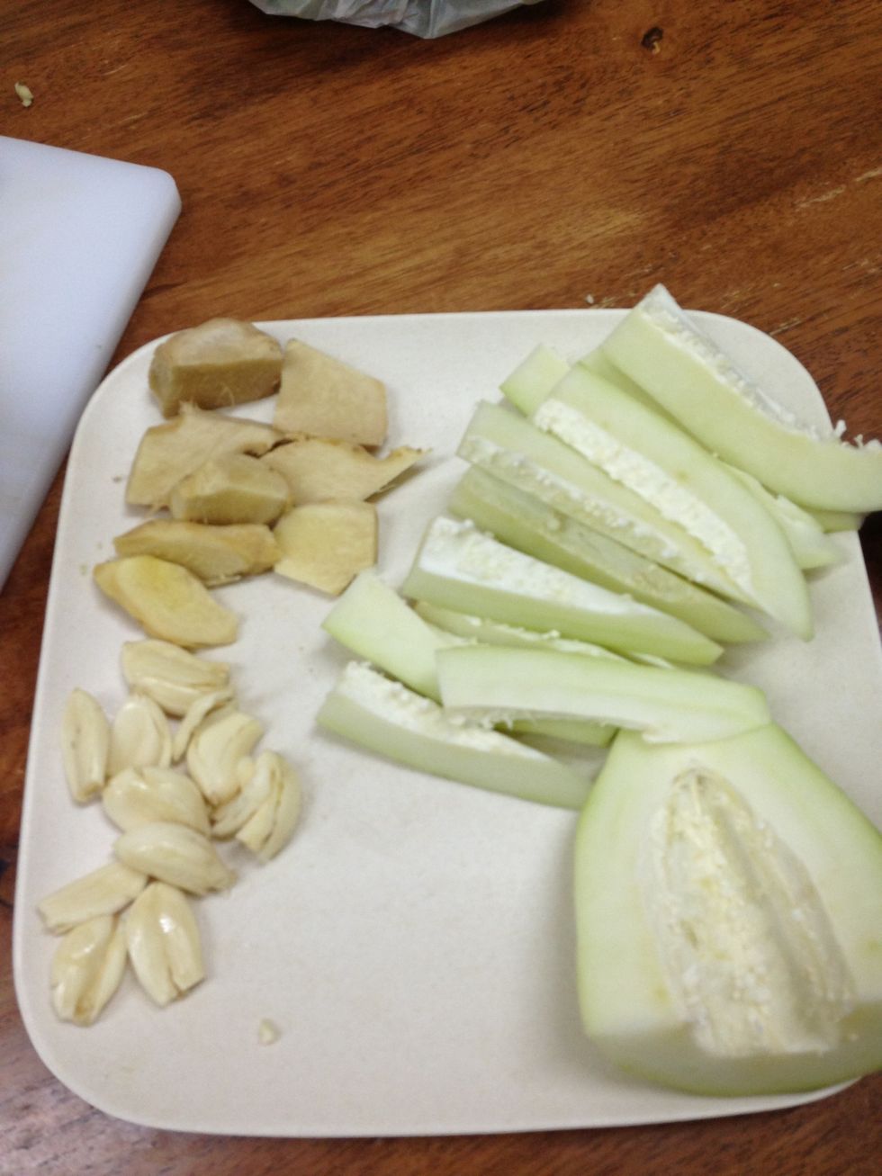 Prepare ingredients. Garlic, ginger, green papaya, onion.
