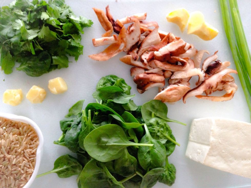 Prepare ingredients. Minc garlic. Chop cilantro, slice scallions and finely dice ginger into tiny pieces . Chop tofu into 1/2" cubes. If mushrooms are whole, slice into thin strips.