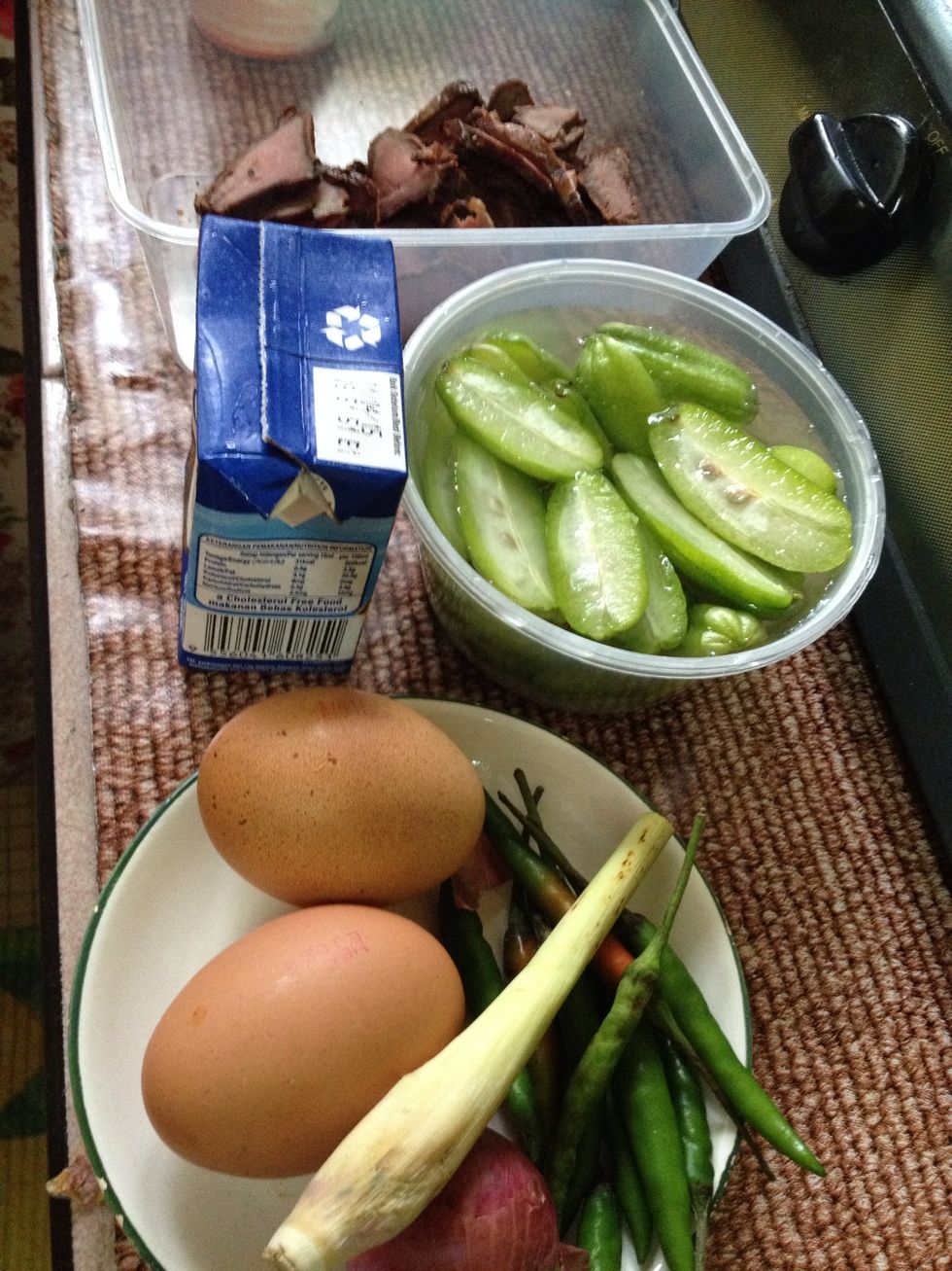 Prepare ingredients; soak belimbing buluh in water, boil eggs, cut the smoked beef thinly. Chilli: 0-1-mild; 3-5-moderate, 7-10-super hot!