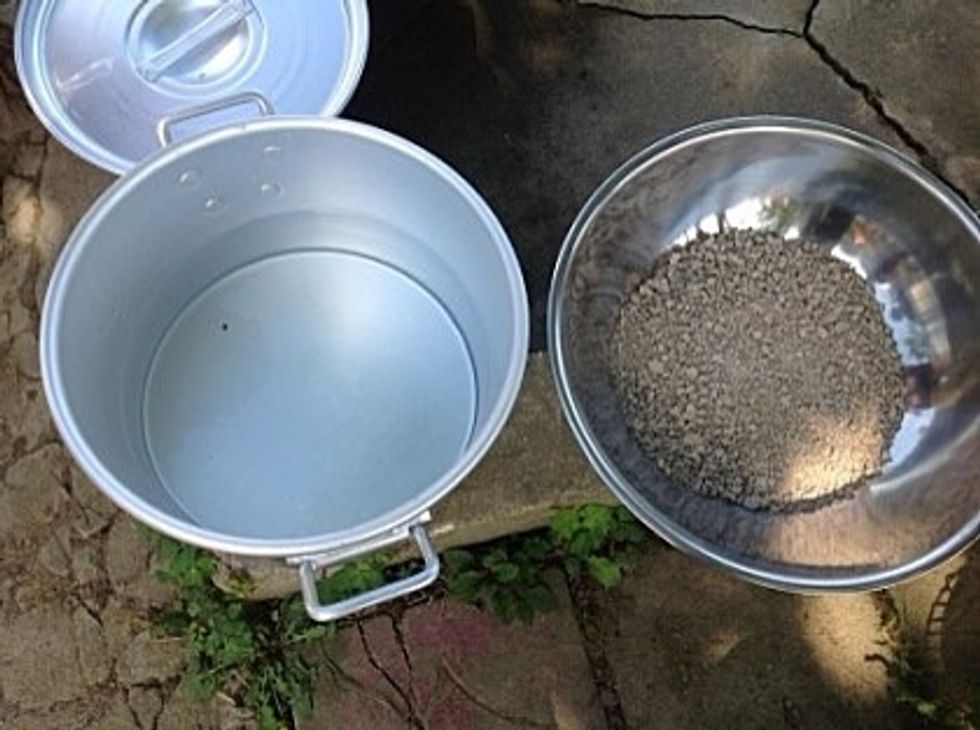 Prepare makgeoli yeast and water. Reduce variable and prevent pollution by bacterium, boil water first and use it after cool it down. Mix both and keep it one hour.