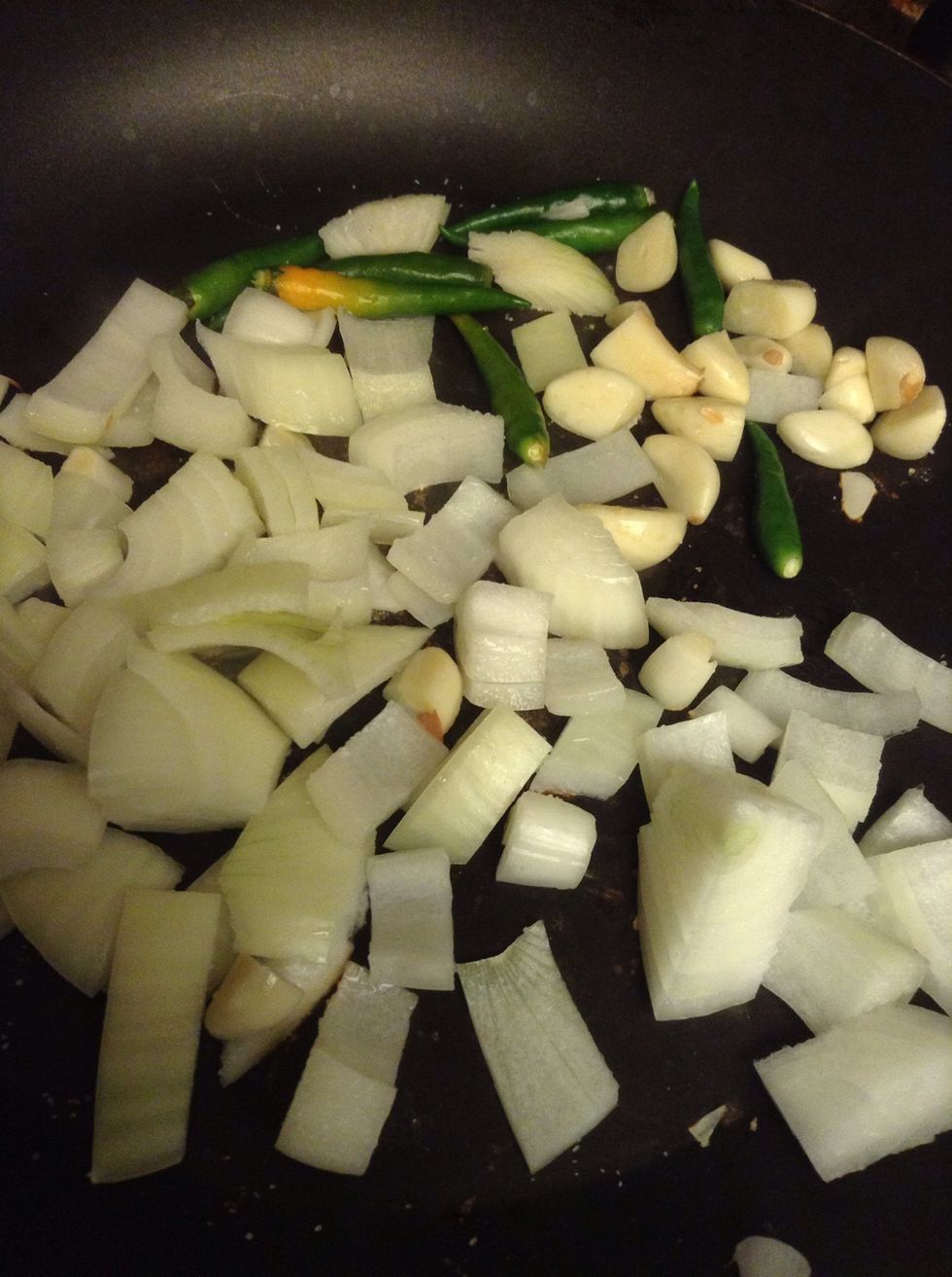 Prepare onion, garlic and chili in small pieces and grill with the pan.