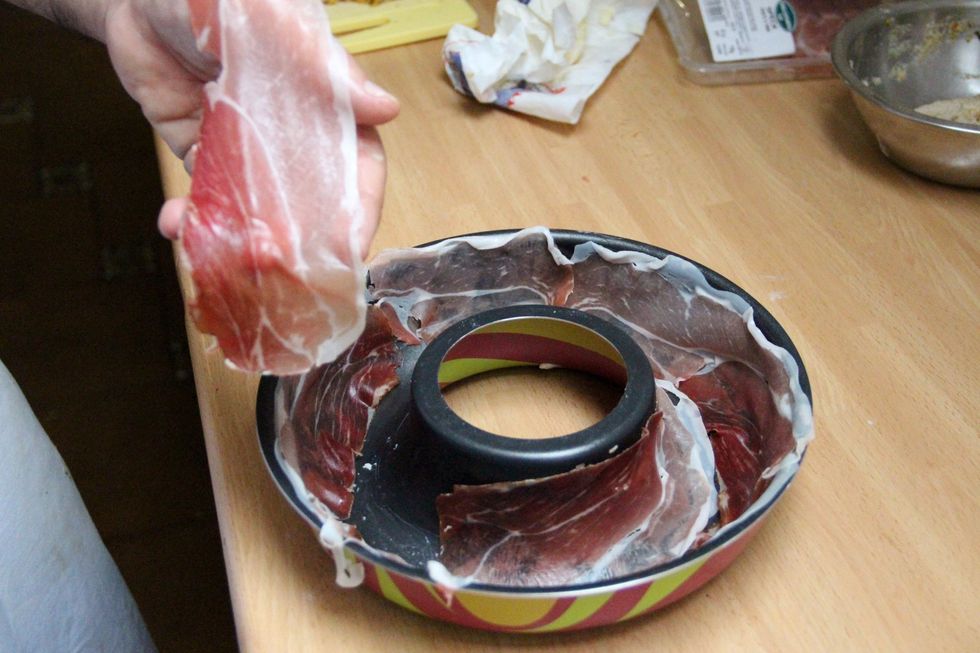 Prepare pan with slices of prosciutto