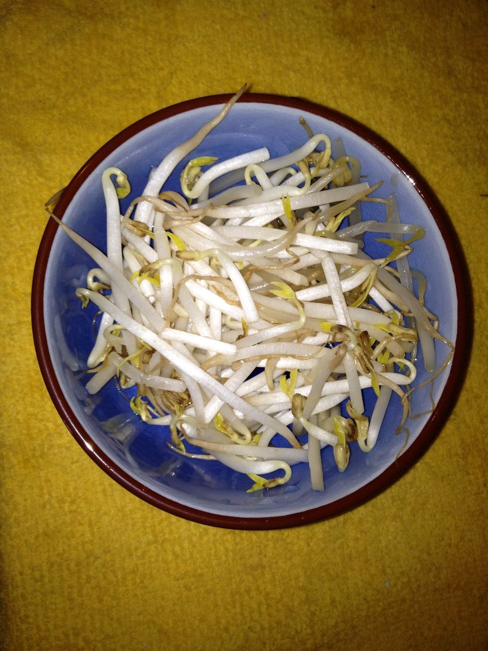 Prepare some bean sprouts