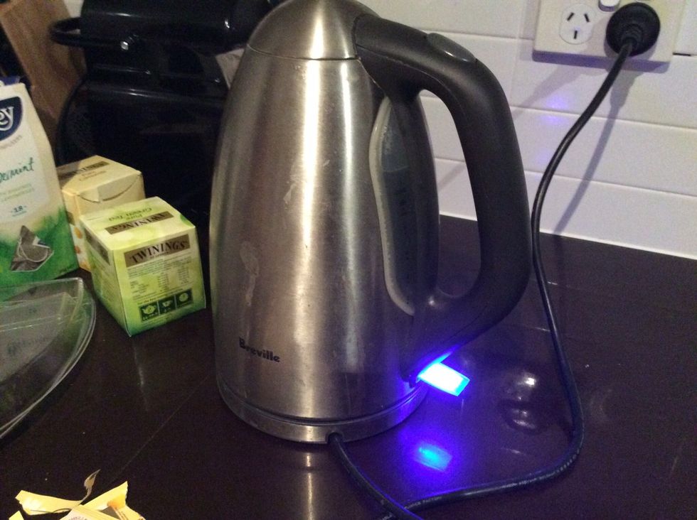 Prepare some water for the pot (you don't have to heat it before).