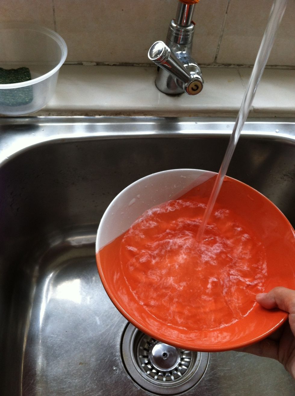 Prepare some water to put potatoes