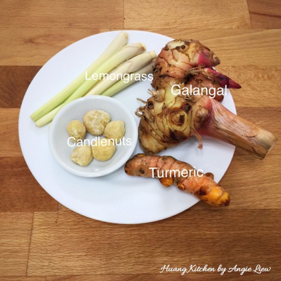 Prepare spices to be blended (lemongrass, galangal, turmeric and candlenuts)