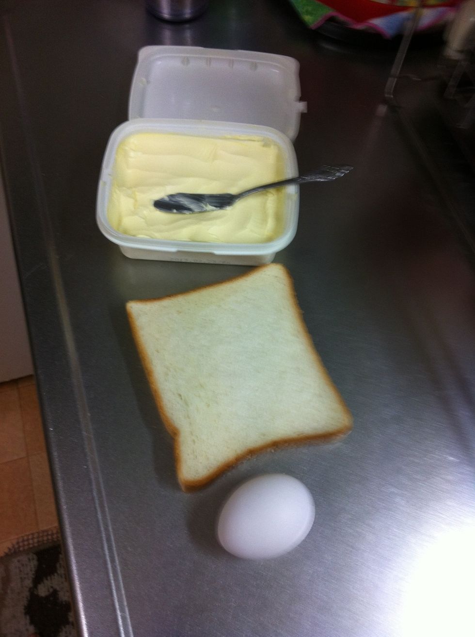 Prepare the bread and egg and margarine.