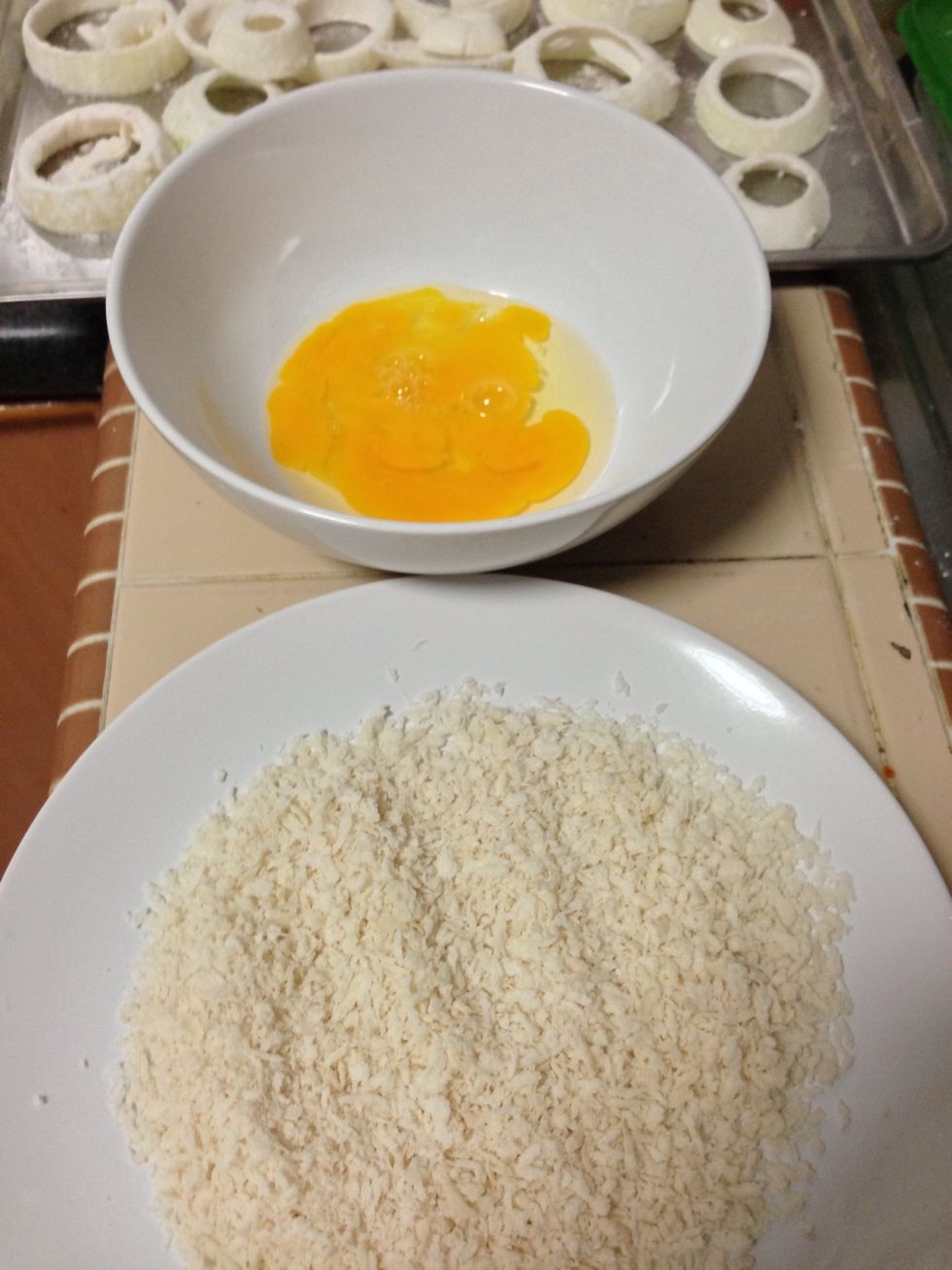 Prepare the breading... 1 egg and bread crumbs (preferably those coarse ones, Panko label)