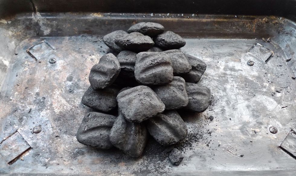 Prepare the charcoal grill for MEDIUM HEAT grilling. Place the charcoal briquettes in the centre of the grill.