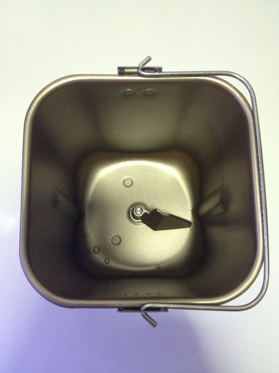 Prepare the container and fix the mixing knife.