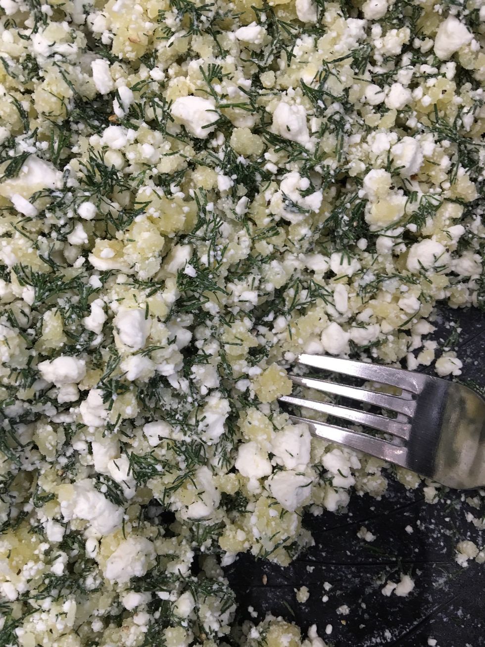 Prepare the filling: Crumble the feta cheese. Chop the dill. Add. Boil and rice potatoes. Add to the cheese. Ready