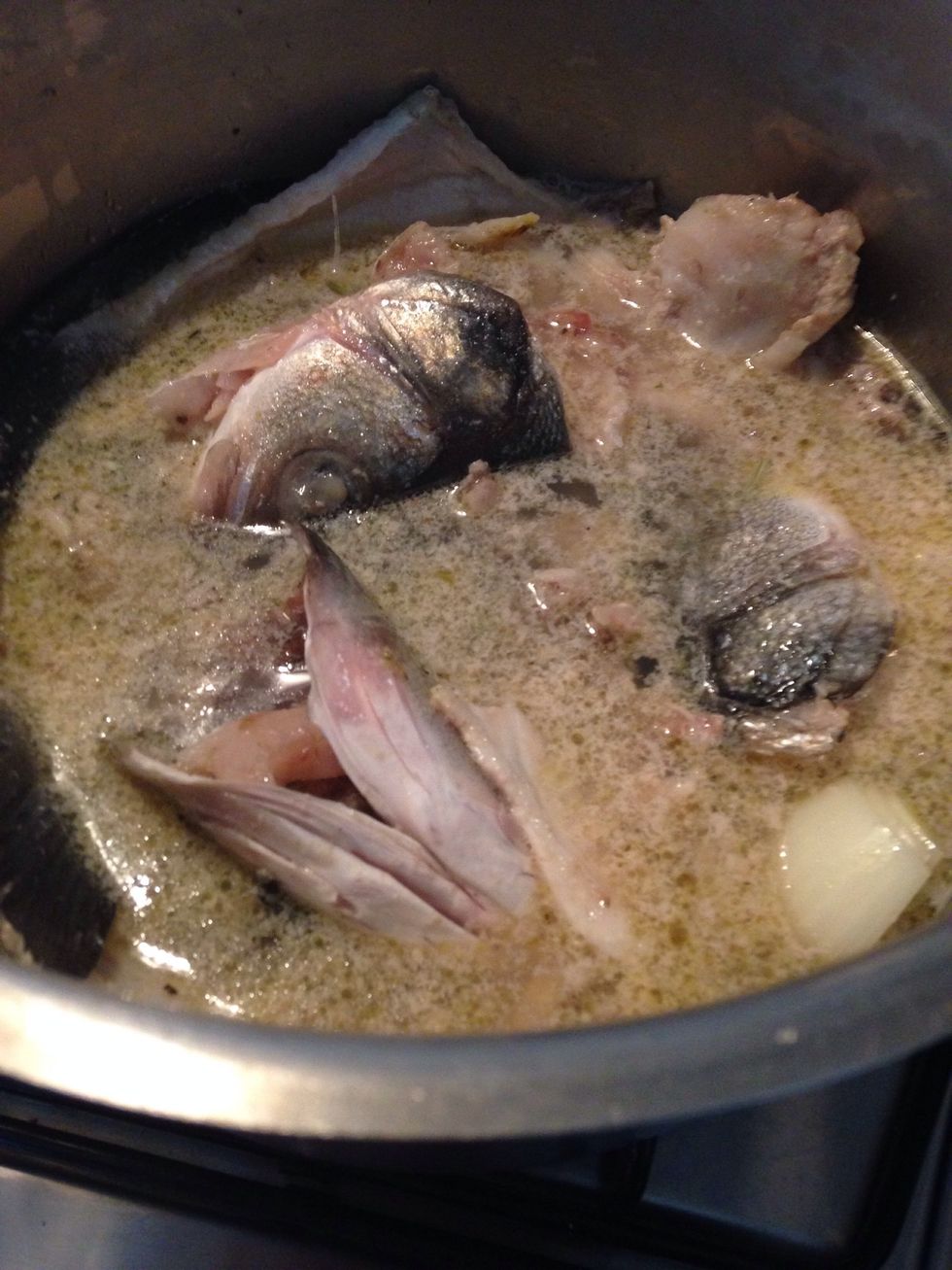 Prepare the fish broth putting in a big pot 1 liter of cold water, onion, carrot, the fish discards and the stock cube. Heat and let boil for 45 minutes