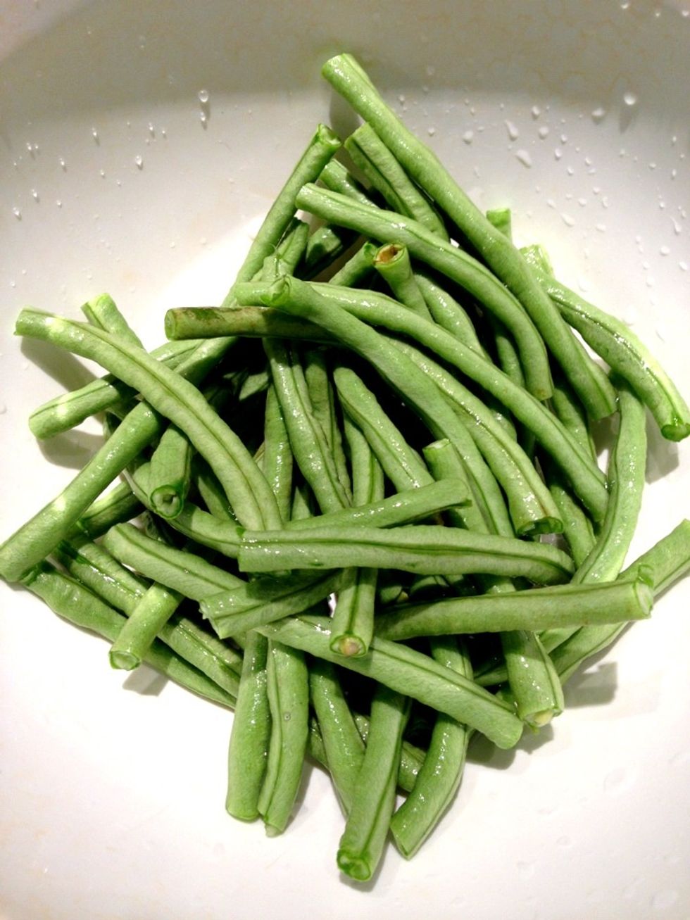 Prepare the green beans: cut the green beans into 3 inches in length. Rinse and set aside