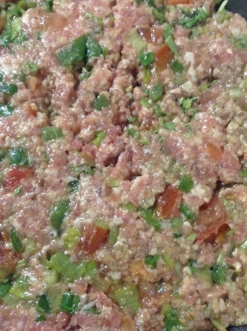 Prepare the ground meat. I used tomatoes, lemon, green pepper, plenty of coriander, garlic and all purpose seasoning. Let it rest for a moment.