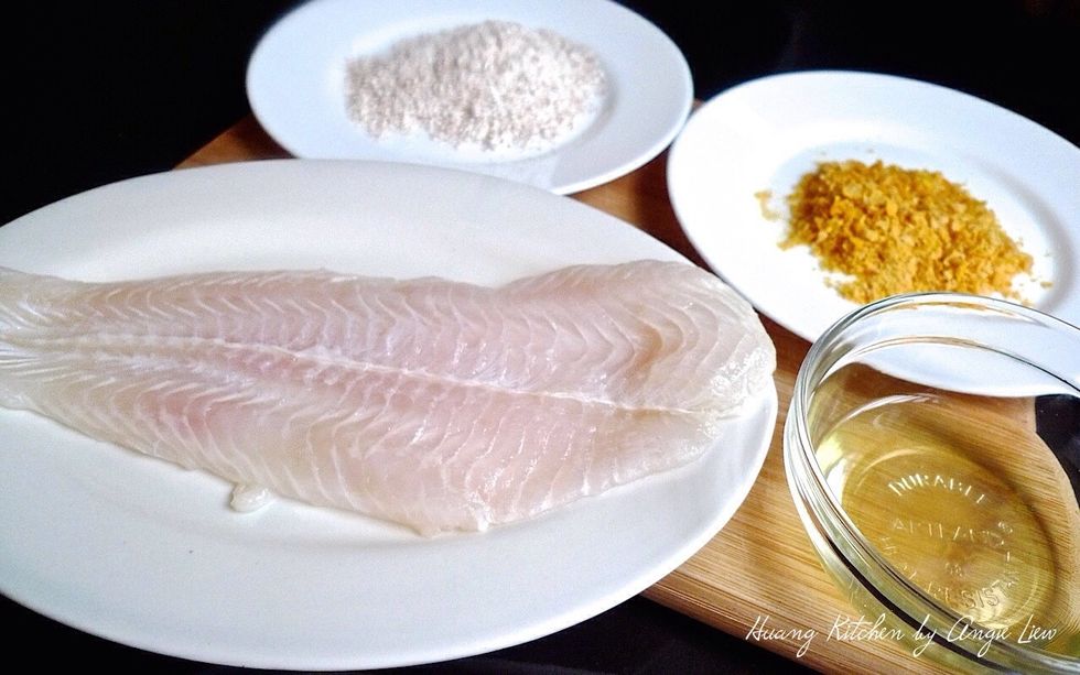 Prepare the ingredients for making the fish cocktails namely white fish fillet, egg white, wholemeal flour and cornflake crumbs. Also some salt and pepper to taste.
