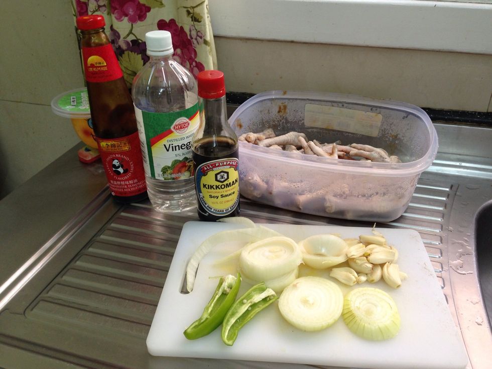 Prepare the ingredients. Garlic, onion, bell pepper, soy sauce, vinegar, oyster sauce, chicken cubes.
