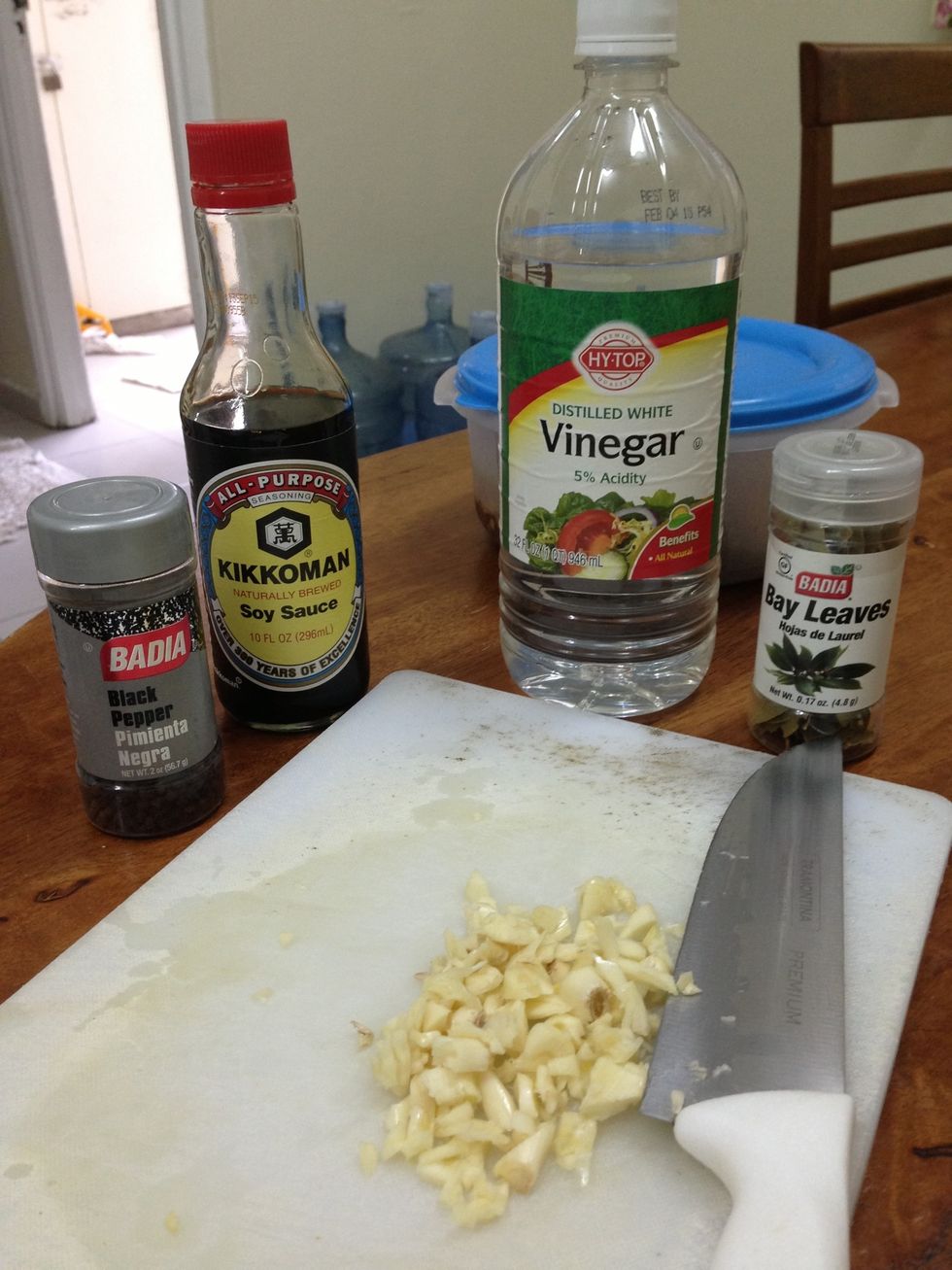 Prepare the ingredients. Soy sauce, vinegar, bay leaf, garlic.