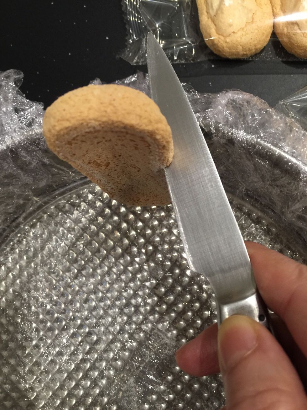 Prepare the linning of the Charlotte. Cut the lady fingers to the level of your mould